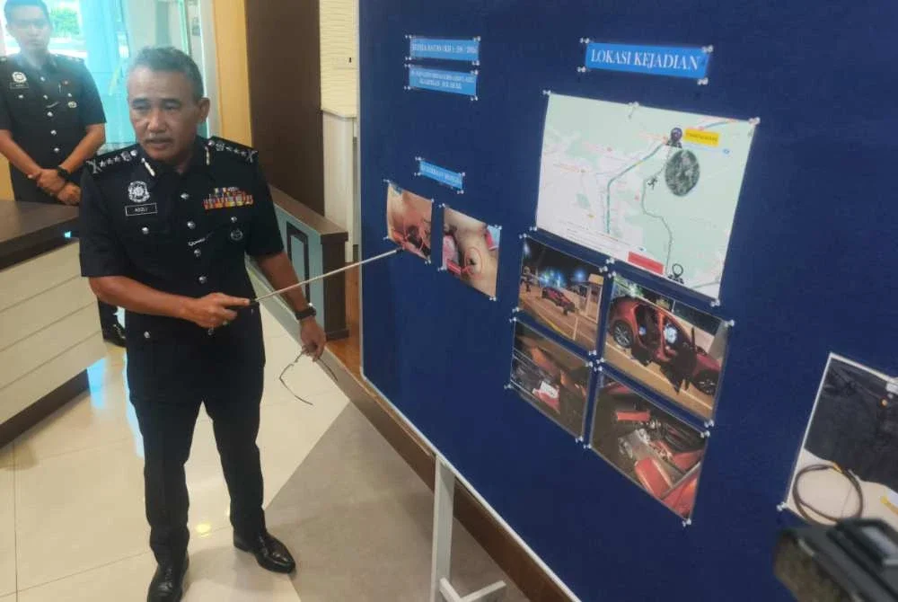 Adzli menunjukkan kesan tikaman yang menembusi bahagian leher mangsa dari kiri ke kanan pada sidang akhbar di IPK Kedah pada Isnin.