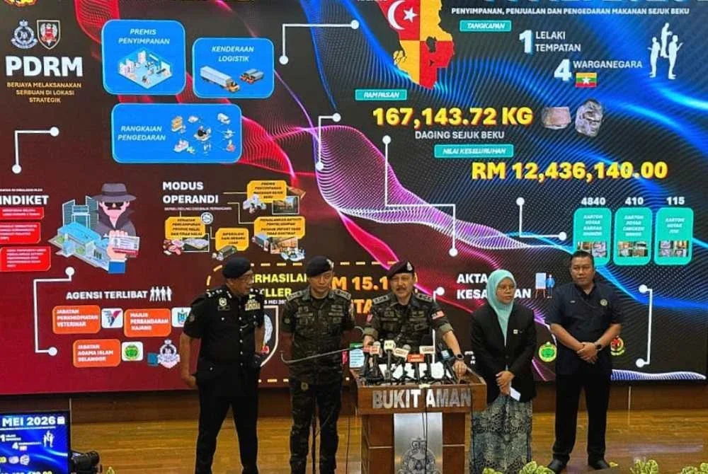Mohd Yusri (tengah) dalam sidang akhbar di Bukit Aman pada Isnin.