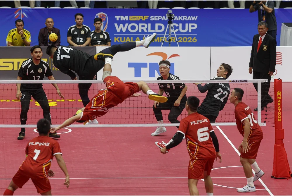 Pemain negara cuba menghalang libasan dari pemain Filipina pada aksi suku akhir acara kuadran Piala Dunia Sepak Takraw 2026 di Stadium Titiwangsa hari ini. Foto: Bernama
