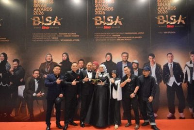 Pengiktirafan diterima Riza (tengah) memberi semangat baharu kepada beliau dan seluruh warga Saloma Kuala Lumpur.
