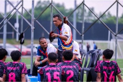 Asrul ketika memberikan arahan kepada para pemain SMK Bandar Saujana Putra.