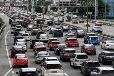 Lebuh raya utama dijangka kembali dipenuhi kenderaan apabila orang ramai mula pulang ke kampung dan bercuti bersama keluarga sempena cuti persekolahan bermula 22 Mei hingga 7 Jun. Foto fail Bernama