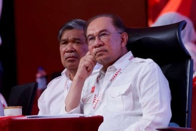 Anwar Ibrahim (kanan) mendengar ucapan pada Konvensyen Pakatan Harapan 2026 di Pusat Konvensyen Antarabangsa Persada, Johor.