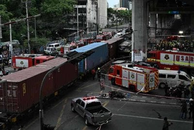 Pada petang Sabtu, sebuah kereta api dalam perjalanan dari Wilayah Chachoengsao ke Bang Sue di Bangkok bertembung dengan sebuah bas di persimpangan kereta api. Foto Agensi 