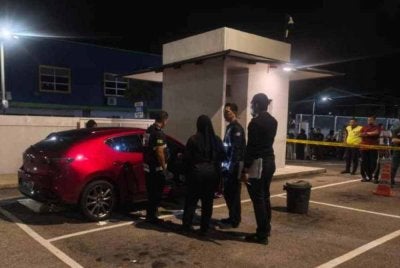 Mangsa mengalami kecederaan di bahagian kanan leher selepas dipercayai ditikam ketika berada di dalam sebuah kereta jenis Mazda 3.