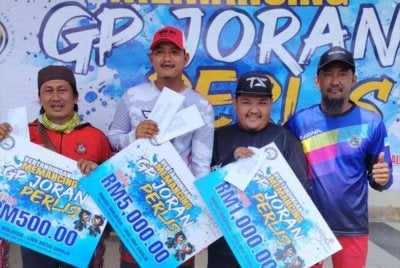 Wan Mohd Fitri (kanan) bersama para pemenang GP Joran Perlis di Pantai Berembang.