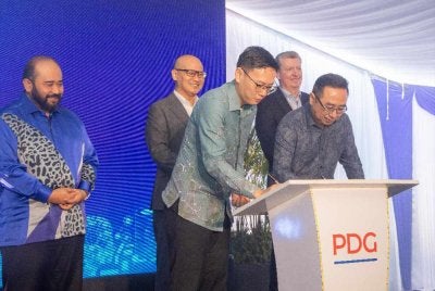 Lih Kang (depan, kanan) bersama Ting Han menandatangani plak perasmian fasiliti pusat data hiperskala hijau JH1 Fasa 4 dan Fasa 5 milik PDG di kampus Sedenak, Johor pada 23 April lalu.