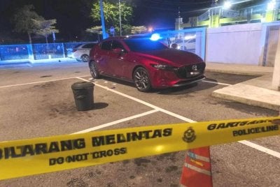 Seorang lelaki berusia 32 tahun berjaya ditahan polis selepas menikam seorang wanita di dalam kereta di hadapan restoran Titi Gajah, Kepala Batas pada Ahad.