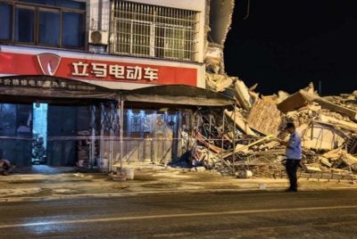Pihak berkuasa kecemasan, bomba dan polis sedang menjalankan operasi mencari dan menyelamat. Foto: Agensi