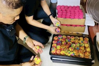 Pihak berkuasa berkata, kilang kecil itu mampu menghasilkan kira-kira 1,000 ketul sabun sehari dan menerima sehingga 900 tempahan setiap hari.