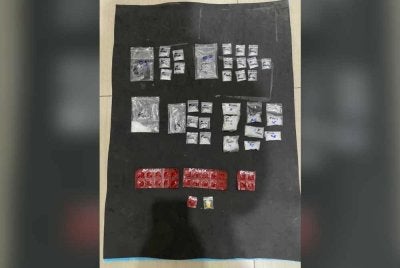 Antara rampasan dadah susulan penahanan dua lelaki termasuk penjawat awam di Serian pada Sabtu.
