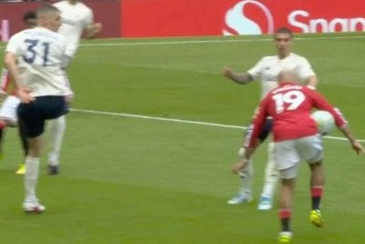 Insiden membabitkan bola terkena tangan Mbeumo sebelum gol United dijaringkan oleh Cunha.