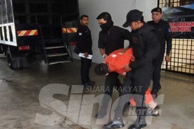 Ejen hartanah berusia 32 tahun tiba di mahkamah dengan berpakaian baju lokap sambil diiringi anggota polis.