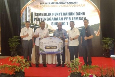 Borhan (dua dari kanan) menyaksikan penyerahan pengurusan dana penyelenggaraan PPR Lembah Subang 1 antara Ketua Setiausaha KPKT, Datuk Dr M Noor Azman Taib (tengah) dan Ahmad Fadzli Ahmad Tajuddin (dua dari kiri) pada Majlis MoU di Shah Alam pada Isnin.