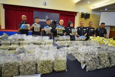 Shazeli (empat dari kiri) ketika sidang akhbar kejayaan rampasan dadah jenis bunga ganja di IPK Selangor pada Isnin. Foto: ASRIL ASWANDI SHUKOR