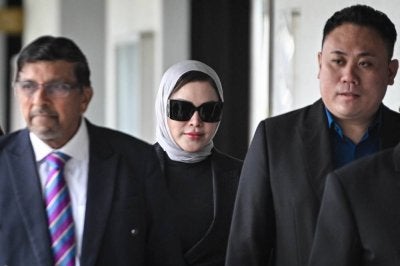 Zizie Izette(tengah) hadir di Mahkamah Sesyen Kuala Lumpur bagi prosiding membela diri terhadap tuduhan bersubahat dalam kes rasuah membabitkan kelulusan Felcra bagi pelaburan RM150 juta dalam unit amanah Public Mutual.
