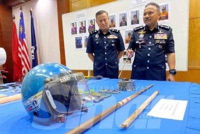 Mohd Yusoff (kanan) menunjukkan barang kes yang dipercayai digunakan untuk mencederakan mangsa.