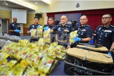 Shazeli (tengah) menunjukkan rampasan dadah jenis syabu yang dirampas dalam operasi di Ampang 11 Mei lalu. Foto: SINAR HARIAN/ASRIL ASWANDI SHUKOR
