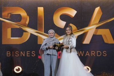 Ketua Pegawai Eksekutif Grup Sinar Karangkraf, Farah Hussamuddin menyampaikan Anugerah Ikon Pemerkasaan Wanita kepada Dr Suffi a Hany pada Malam Bisnes Sinar Awards (BISA) 2026 di Royale Chulan Damansara, Petaling Jaya.