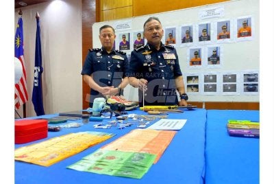 Mohd Yusoff (kanan) menunjukkan pelbagai peralatan termasuk 18 utas barang kemas, sebuah kereta, jam tangan dan telefon bimbit yang dipercayai hasil daripada jenayah pecah rumah. Foto:SINAR HARIAN/HAZELEN LIANA KAMARUDIN