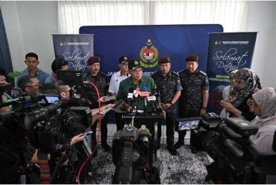 Saifuddin bercakap kepada pemberita selepas mengadakan lawatan kerja ke Pusat Pengasingan Khas Pelarian dan Pemohon Suaka, Bidor di sini pada Isnin.