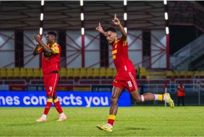 Pemain Selangor FC, Alvin Fortes (kanan) meraikan kejayaannya menjaringkan gol pada saingan Liga Super di Stadium Majlis Bandaraya Petaling Jaya pada Ahad. Foto Bernama
