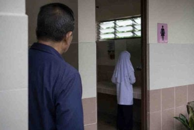 Suami kepada guru besar ditahan bagi membantu siasatan berhubung kes mengintai murid perempuan di tandas sebuah sekolah di Gua Musang. Foto hiasan:AI
