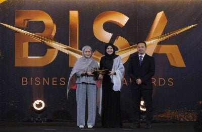 UPTM memperoleh pengiktirafan BISA 2026 menerusi Anugerah Utama Pendidikan Profesional dan Sains Sosial yang disampaikan oleh Ketua Pegawai Eksekutif Sinar Karangkraf, Farah Hussamuddin.
