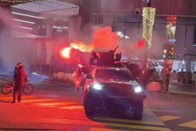 Video tular memaparkan sekumpulan individu membakar suar di Bukit Bintang pada Isnin.
