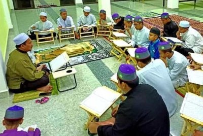 Pelajar tekun mengikuti sesi pengajian al-Quran di Maahad Ashraf Al-Abrar, Kuala Krai. 