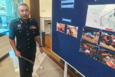 Adzli menunjukkan kesan tikaman yang menembusi bahagian leher mangsa dari kiri ke kanan pada sidang akhbar di IPK Kedah pada Isnin.