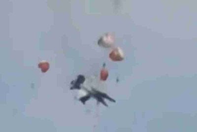 Sebuah pertunjukan udara di Amerika Syarikat bertukar cemas apabila dua jet pejuang Tentera Laut bertembung ketika melakukan aksi penerbangan di ruang udara negeri Idaho.