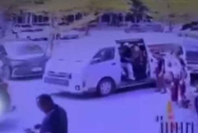 Situasi yang berlaku di salah sebuah restoran popular di Indonesia itu tular di media sosial.-Agensi