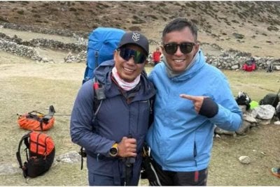 Pendaki Malaysia, Mohd Khafiz (kiri) antara yang berjaya menjejakkan kaki ke puncak Everest dalam kumpulan kedua pendakian - Foto ihsan Mohd Hasnan