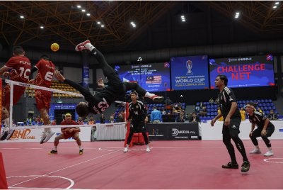 Pemain negara Muhammad Shahalril Aiman Halim melakukan libasan melepasi benteng pertahanan pemain Filipina pada aksi suku akhir kuadran Piala Dunia Sepak Takraw 2026 di Stadium Titiwangsa hari ini. Foto: Bernama