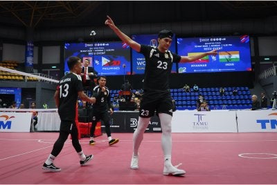 Pemain negara meraikan kemenangan selepas mara ke separuh akhir apabila berjaya menewaskan Filipina 2-0 pada aksi suku akhir acara regu Piala Dunia Sepak Takraw 2026 di Stadium Titiwangsa hari ini. Foto: Bernama