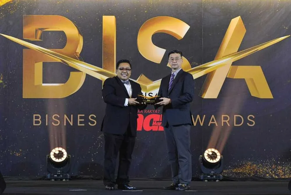 SuperLife World menerima Anugerah Peneraju Inovasi Kesihatan Global sempena BISA 2026 yang disampaikan oleh Ketua Pengarang Kumpulan Sinar Harian, Zamri Rambli kepada Tek Kean (kanan).