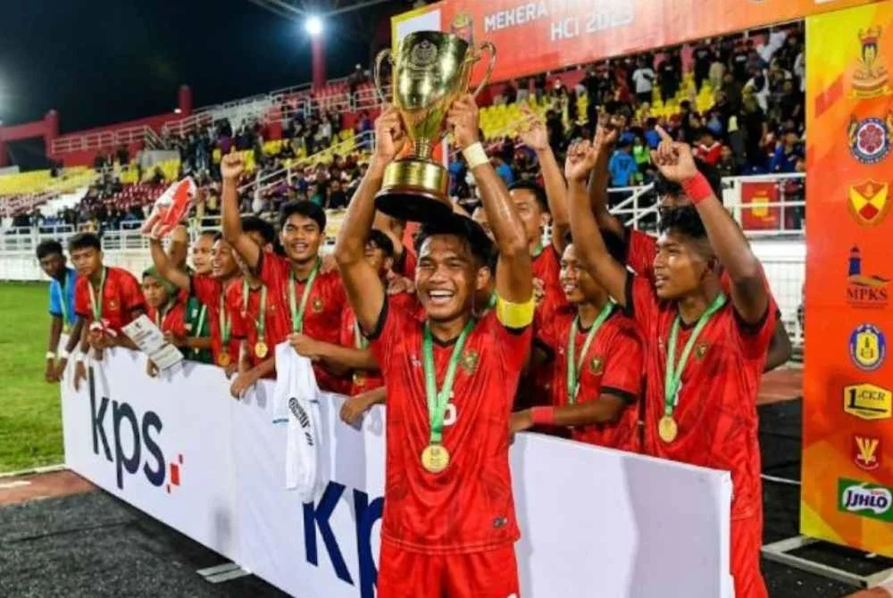 SMK Meru menjulang Piala Datuk Mokhtar Dahari edisis 2025 menewaskan SMK Seksyen 19 Shah Alam dengan penentuan penalti. Adakah mereka akan bertembung semula di final Jumaat ini?