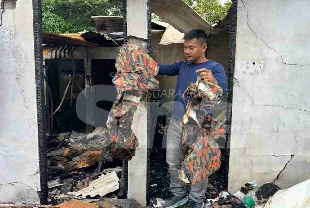 Uniform celoreng bomba yang hangus.
