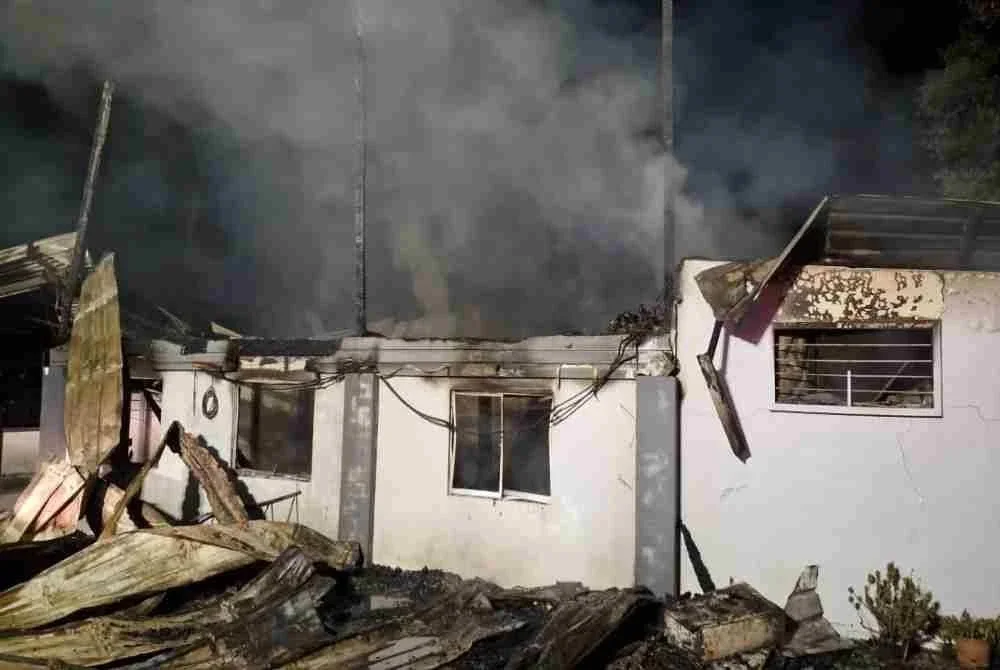 Seorang wanita warga emas ditemukan rentung selepas rumah dua tingkat yang didiaminya, terbakar di Jalan Fook Hin, Batu 12, semalam.