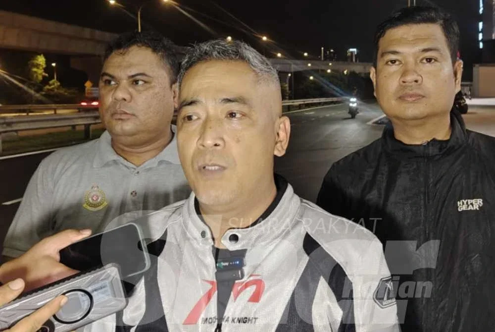 Mohd Sabri (tengah) ketika ditemui selepas operasi rondaan bermotosikal KPDN Kuala Lumpur di sekitar ibu negara pada Selasa.