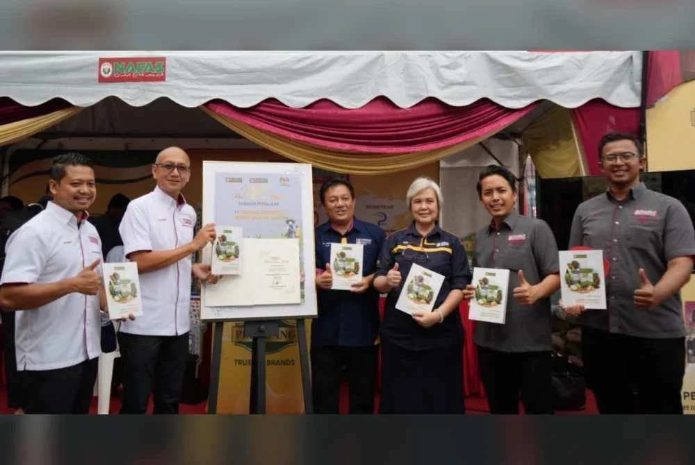 Zalifudin (dua dari kiri) memegang Buku Panduan Pembajaan Tanaman Komoditi dengan Baja Peladang bersama pensyarah dari
Fakulti Perladangan dan Agroteknologi, UiTM Cawangan Melaka, Kampus Jasin sebagai rakan akademik dan teknikal dalam pembangunan kandungan buku.