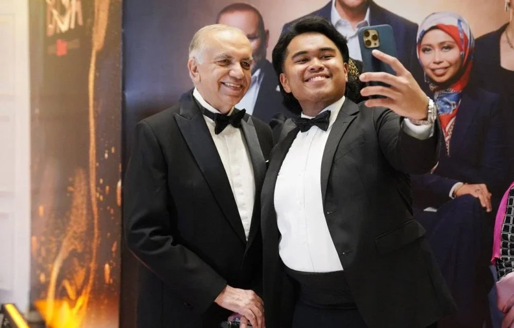 Ameer (kiri) bergambar bersama tetamu yang hadir.