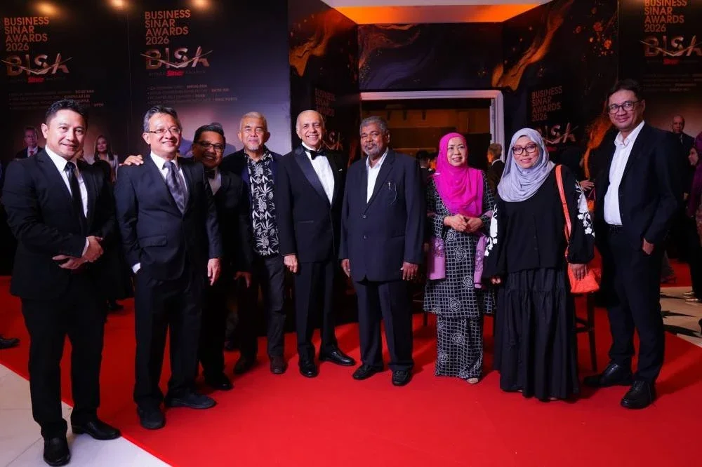 Ameer (tengah) bersama tetamu yang hadir pada Malam Bisnes Sinar Awards (BISA) 2026.