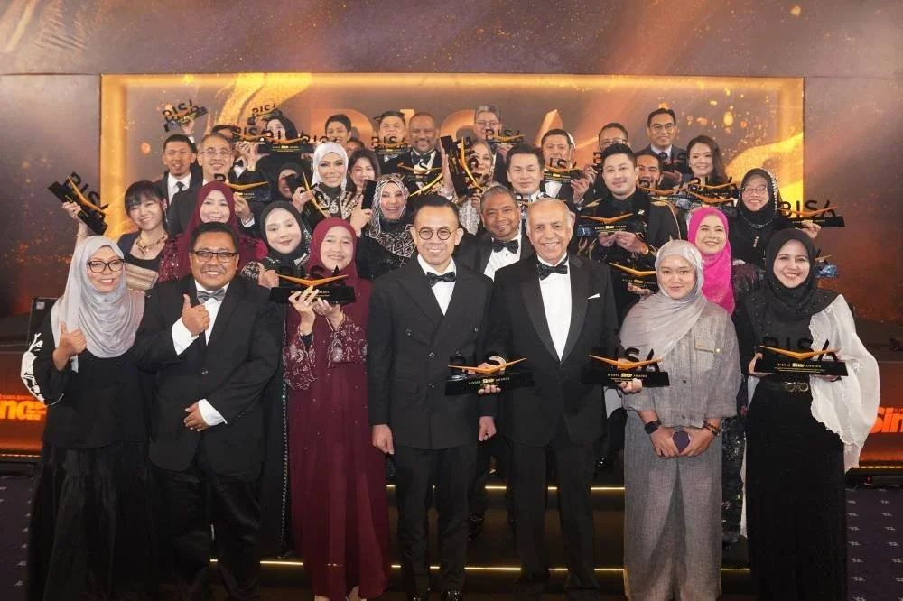 Steven Sim (hadapan, tengah), Pengerusi Karangkraf, Firdaus Hussamuddin (kiri), Ketua Pegawai Eksekutif Sinar Karangkraf, Farah Hussamuddin (dua dari kanan) dan Ketua Pengarang Kumpulan Sinar Harian, Zamri Rambli (dua dari kiri) bergambar bersama penerima anugerah pada Malam Bisnes Sinar Awards (BISA) 2026 di Hotel Royale Chulan Damansara, Petaling Jaya.