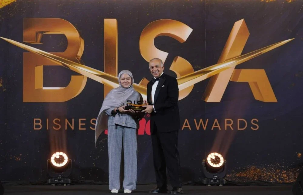 Ameer menerima Anugerah Hypermarket Pilihan Rakyat yang disampaikan oleh Ketua Pegawai Eksekutif Sinar Karangkraf, Farah Hussamuddin sempena Malam Bisnes Sinar Awards 2026.