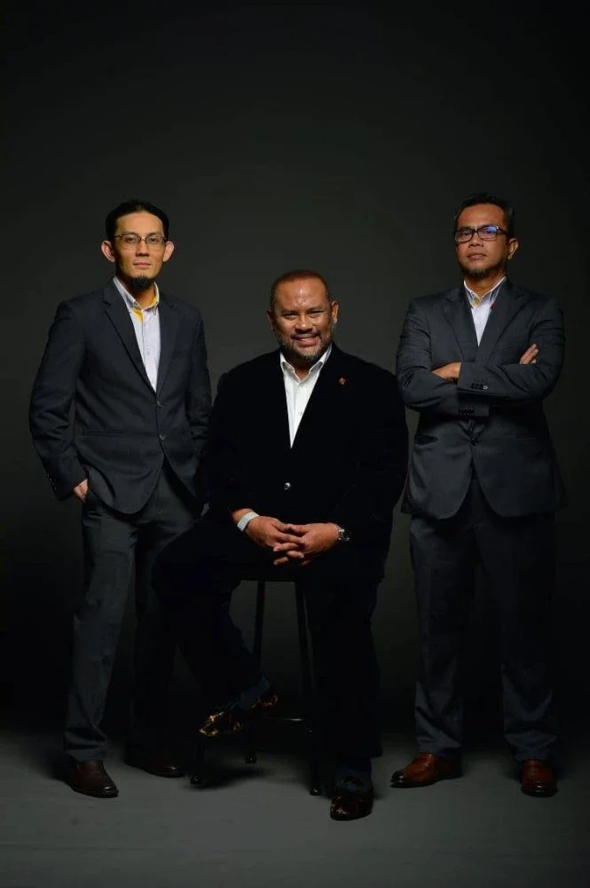 Ramli (tengah) bersama kakitangan KDEBWM.