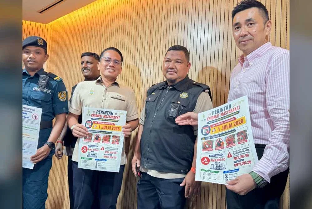 Mooi Lye (kanan) menunjukkan kamera badan yang digunakan pegawai PBT untuk merakam video dan gambar sebagai bahan bukti dalam operasi penguatkuasaan kesalahan pembuangan sampah kecil bermula 1 Julai depan.