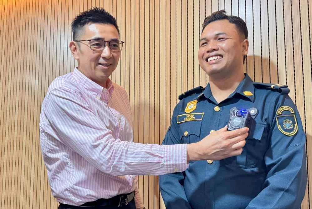 Mooi Lye menunjukkan kamera badan yang digunakan pegawai MBPP dan MBSP bermula 1 Julai ini.