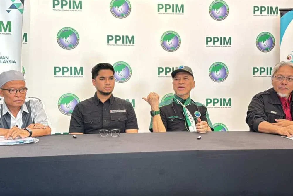 Nadzim (dua dari kanan) ketika sidang akhbar pada Selasa menyarankan semua pihak berkepentingan perlu mengubah strategi dalam mendepani jenayah siber secara lebih agresif.